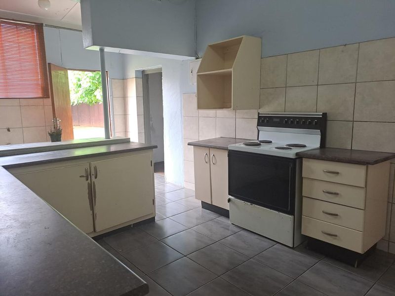 4 Bedroom House For Sale in Selection Park - Photo 7