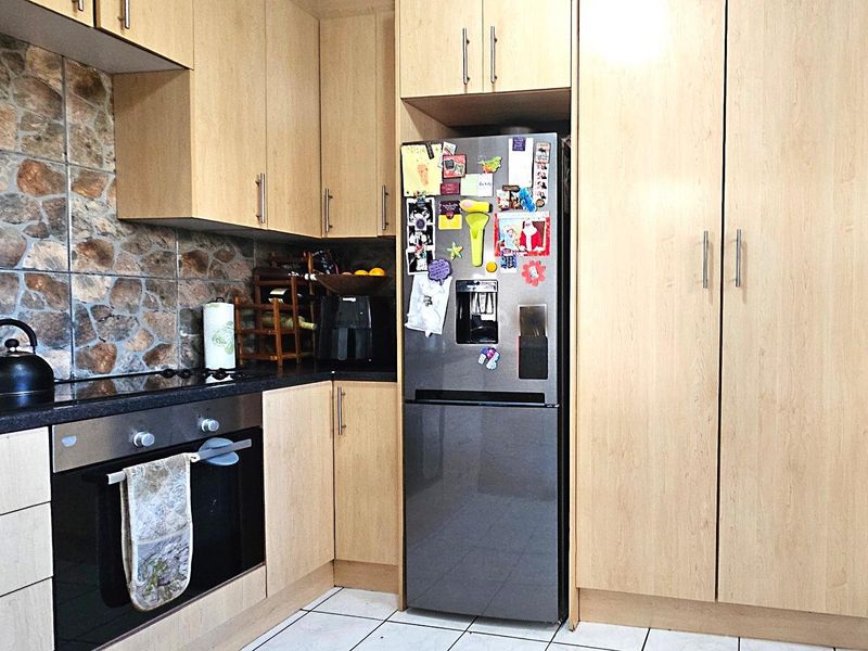 Pet-Friendly Gem with Spacious Living in Radiokop - Photo 7