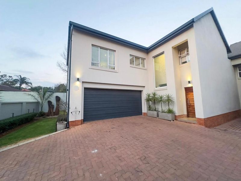 Elegant 4 Bedroom Family Home with a Study in Taemane Golf View Estate - Photo 8