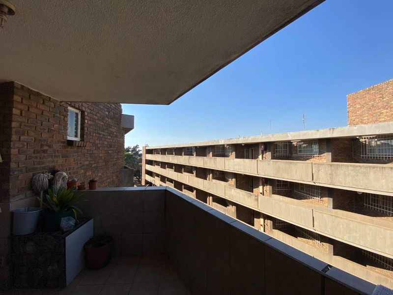 Well Kept Apartment For a Working Couple - Photo 9