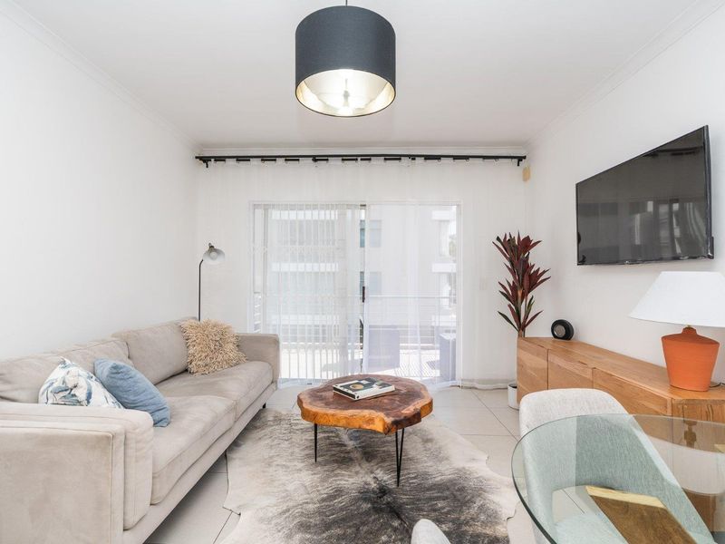 Furnished 2 bedr/2 batr apartment in Green Point with covered parking - Photo 3