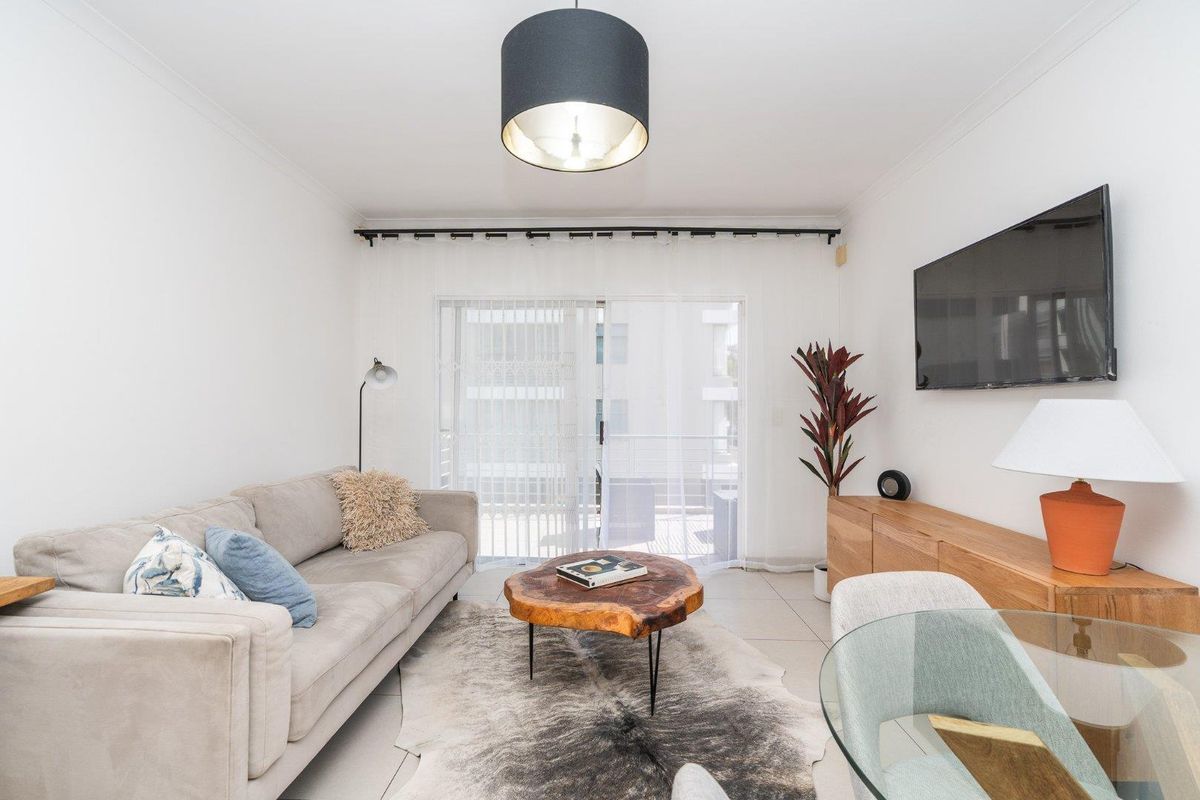 Furnished 2 bedr/2 batr apartment in Green Point with covered parking - Photo 3