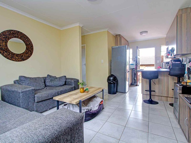 Perfect Lock-Up and Go Townhouse with Private Garden - Photo 2