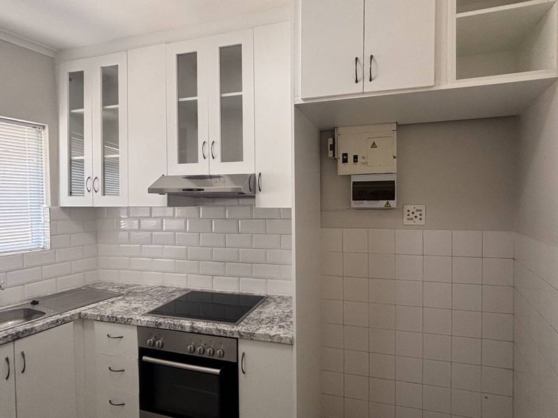 2 Bedroom Apartment in Tamboerskloof - Photo 9