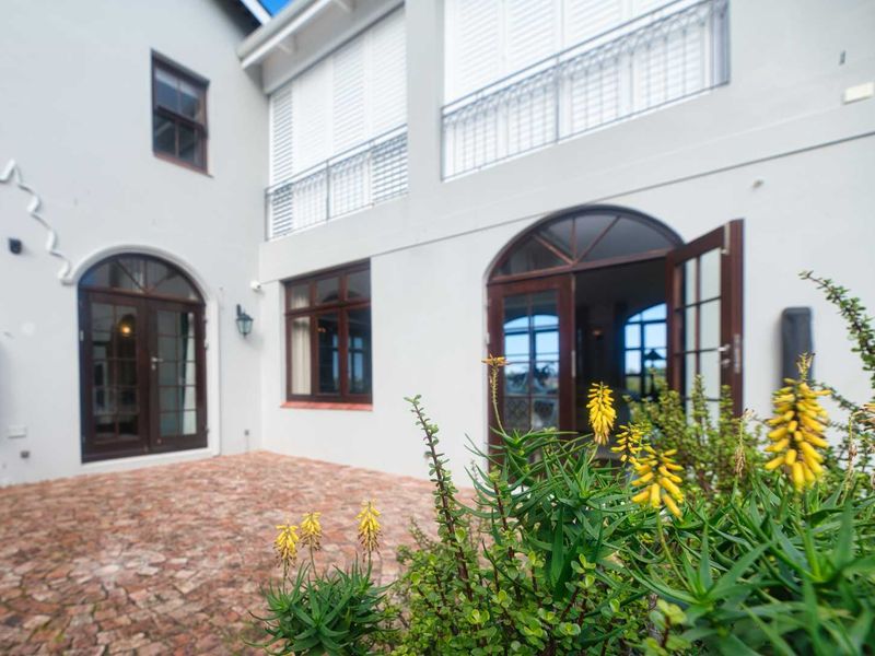 LARGE RESIDENTIAL HOME IN HERMANUS - Photo 5