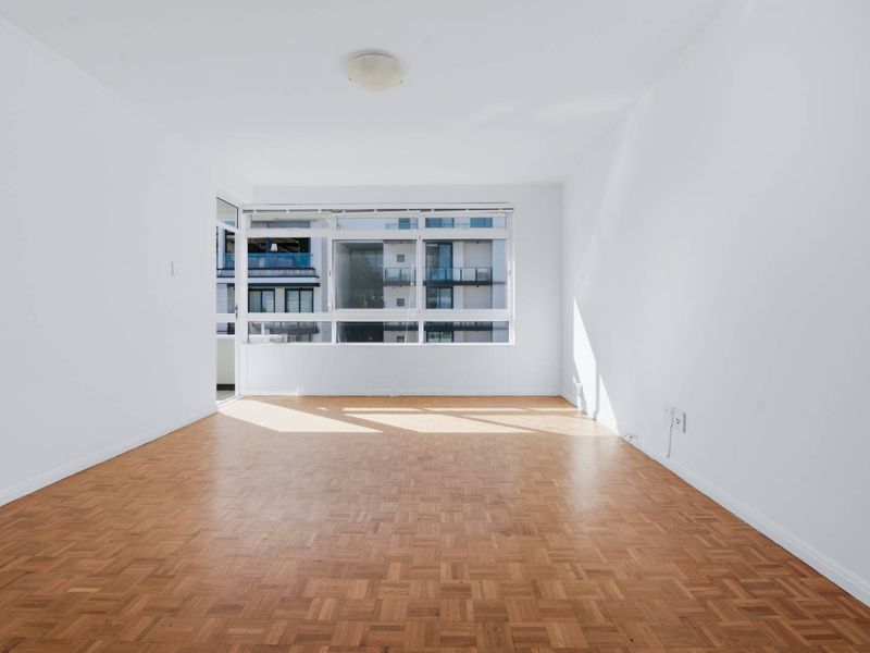 Spacious 3-Bed Fresnaye Home with Balcony & Scenic Skyline - Photo 5