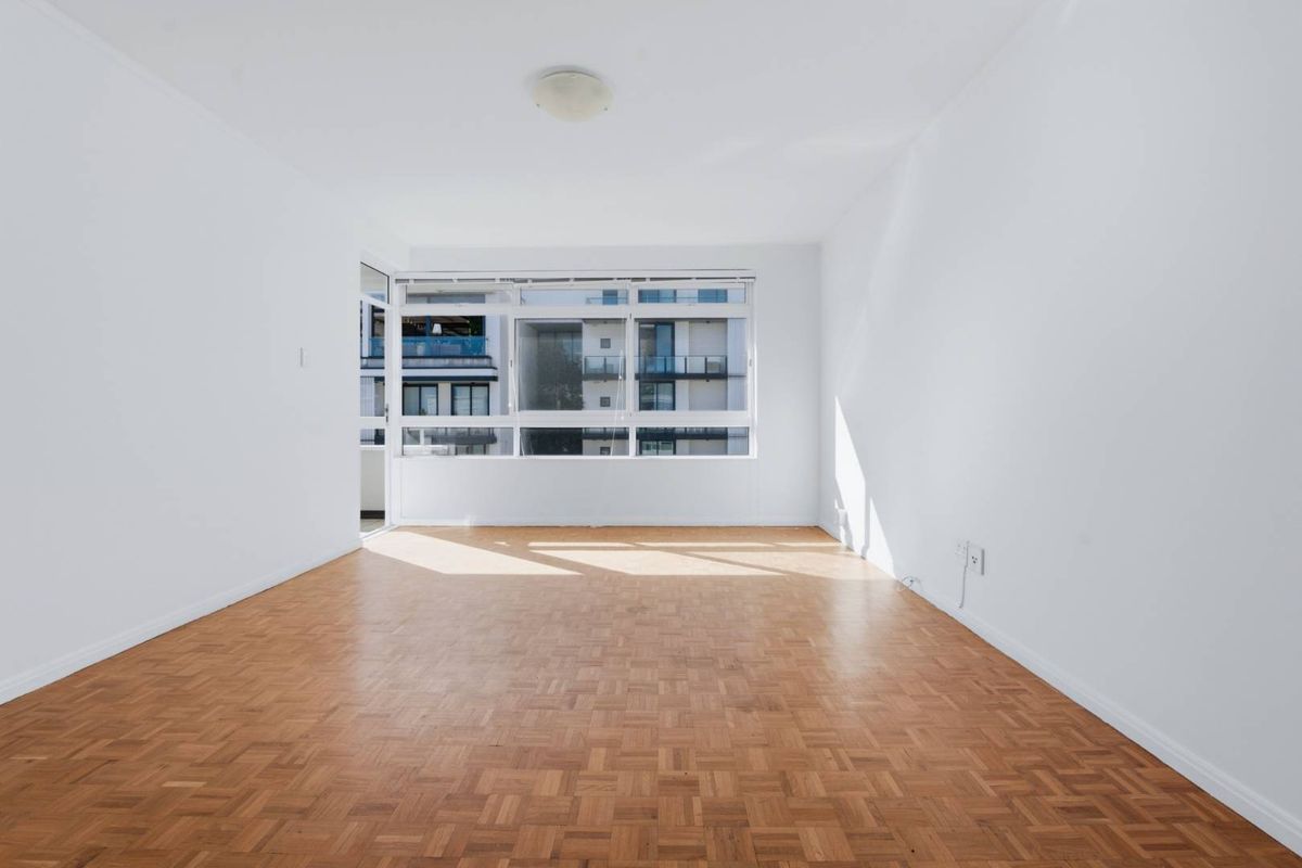 Spacious 3-Bed Fresnaye Home with Balcony & Scenic Skyline - Photo 5