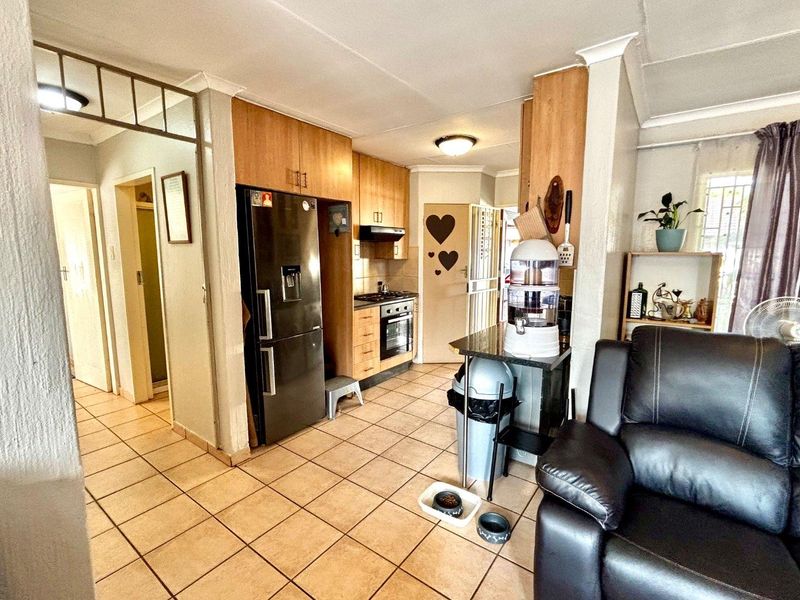 Ideal Starter Home: Space, Comfort & Opportunity Await. - Photo 9