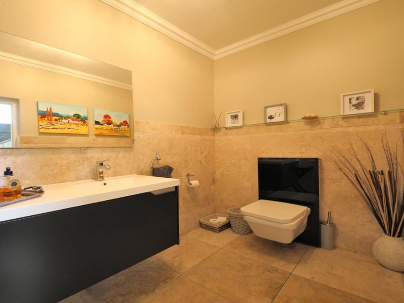 The Ultimate Lifestyle Awaits You in Baronetcy Estates, Plattekloof - Photo 6