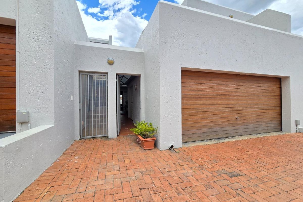 Stunning Home in Glenvista – Secure Living in a Modern Complex - Photo 2