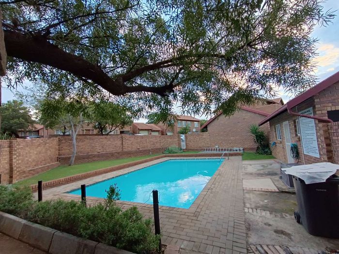 Property #2493739, Townhouse For Sale in The Reeds