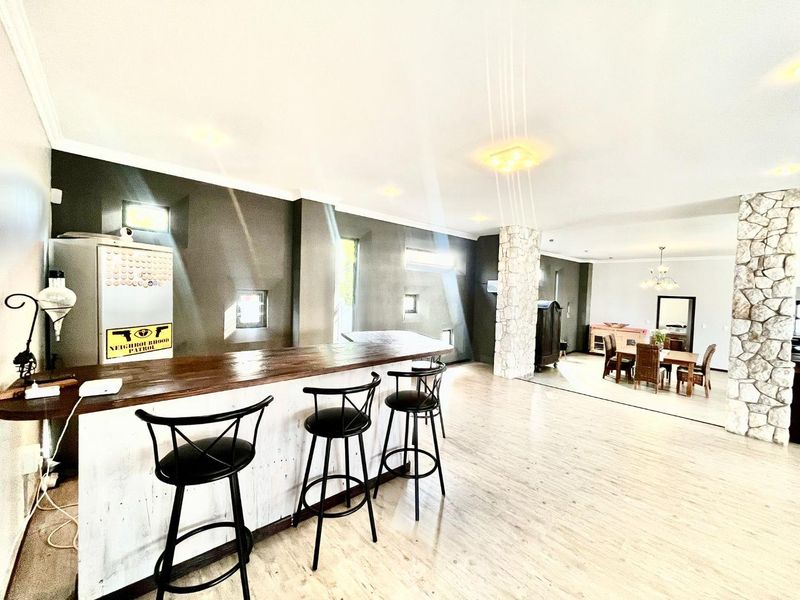 Spacious 5 Bedroom Family Home with Exceptional Entertainment Areas - Photo 9