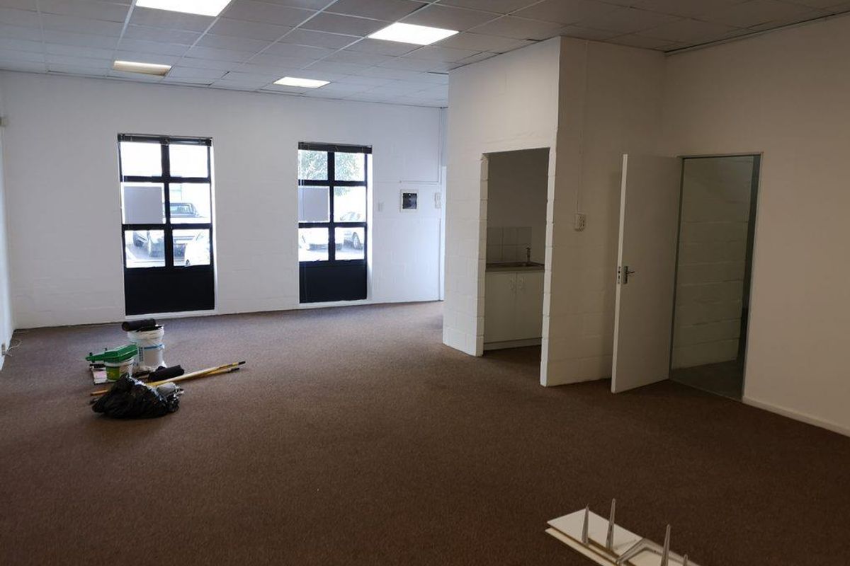 102m2 Office To Let in Montague Gardens - Photo 2