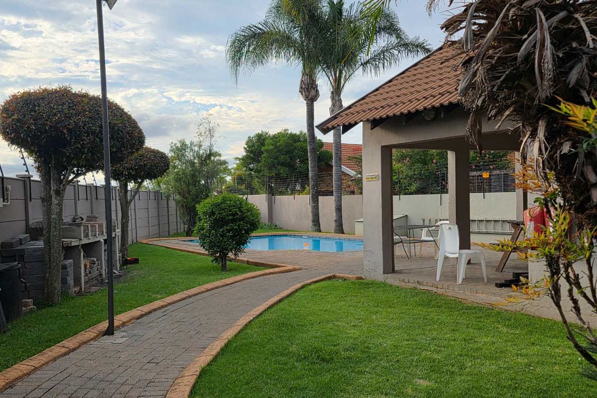 PET FRIENDLY GROUND FLOOR APARTMENT - Photo 5