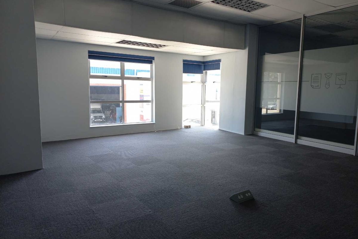 Secure, first floor offices space, available immediately! - Photo 3