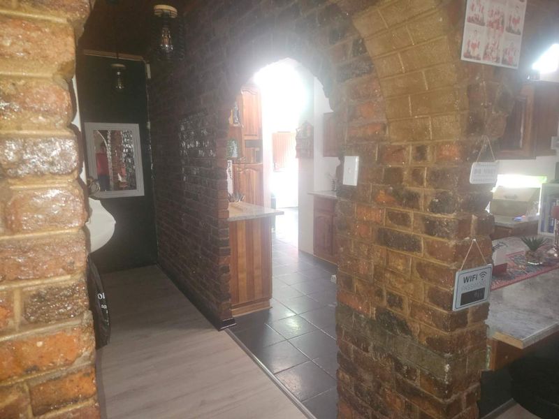 Spacious family home plus flat - Photo 8