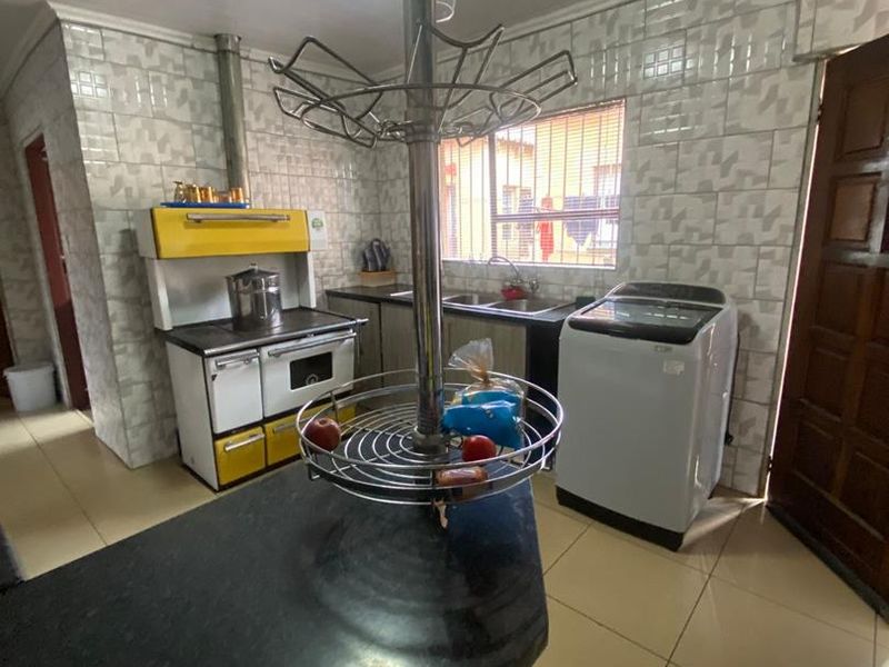 Three bedroom home for sale - Photo 3