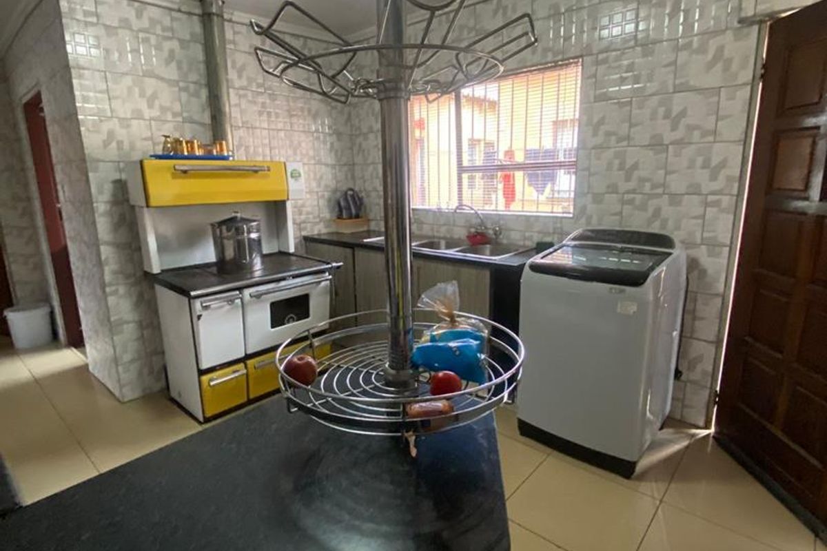 Three bedroom home for sale - Photo 3