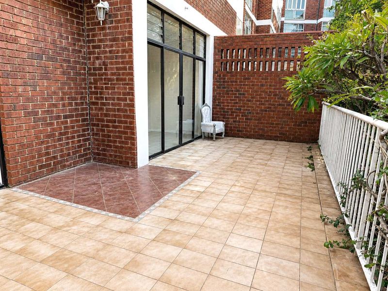 2 bedroom apartment in Illovo - Photo 4