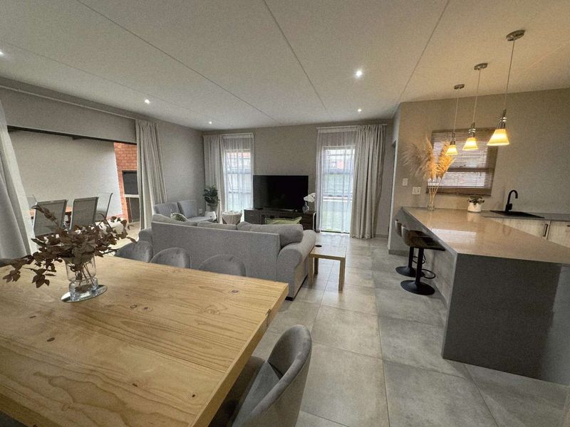 ELEGANT CONTEMPORARY LIVING AT IT'S FINEST - Photo 3