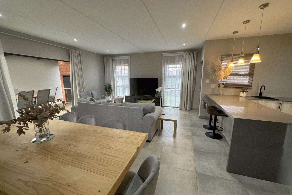 ELEGANT CONTEMPORARY LIVING AT IT'S FINEST - Photo 3