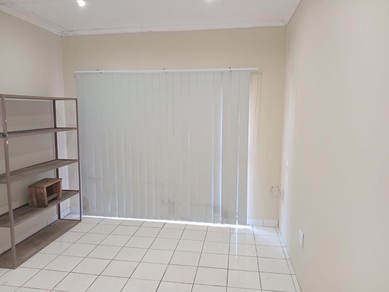 Spacious 4-Bedroom Family Home with Pool, Greenbelt Setting and Separate Granny Flat - Photo 5