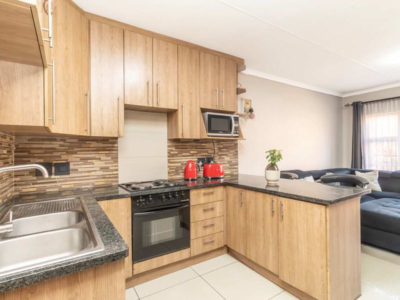 Modern 2-Bed Townhouse with Patio & Garden - Photo 9