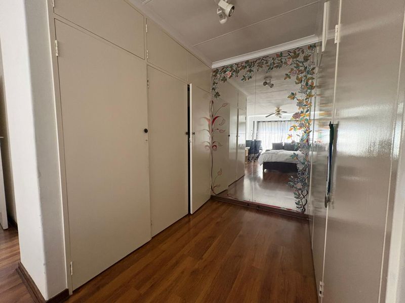 Investor's Dream Home - 5 Bedroom Energy Efficient Home with Large Flatlet and Pool - Photo 8