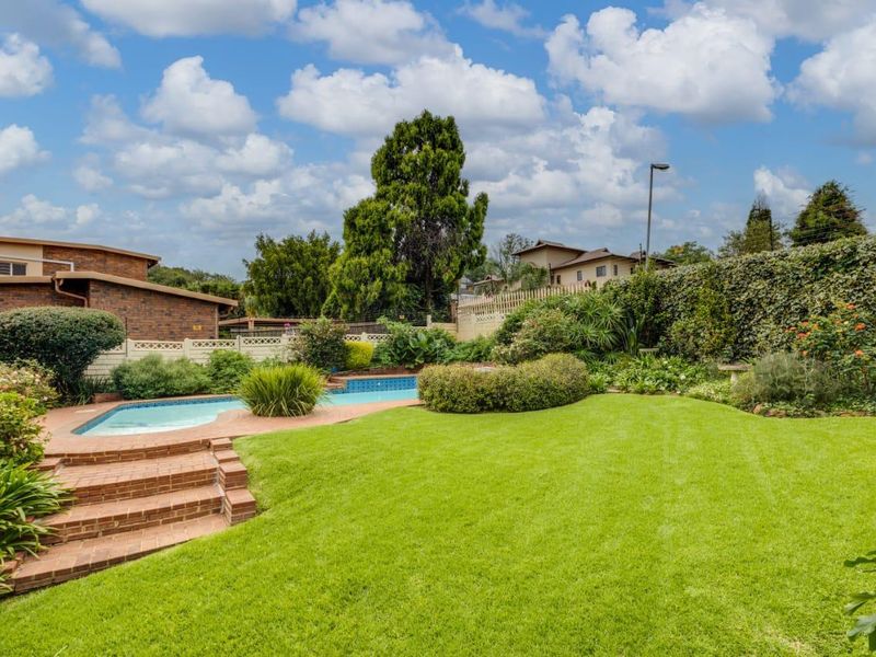 Charming 3 bedroom Family Home with Beautiful Garden & Pool - Photo 3