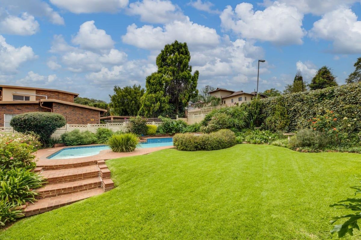 Charming 3 bedroom Family Home with Beautiful Garden & Pool - Photo 3