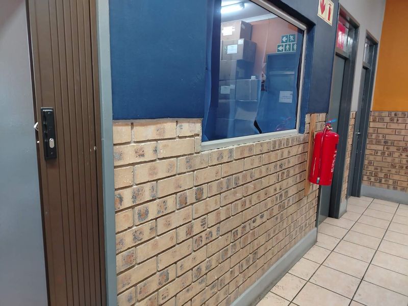 COMMERCIAL BUILDING AT PRIME LOCATION - Photo 4