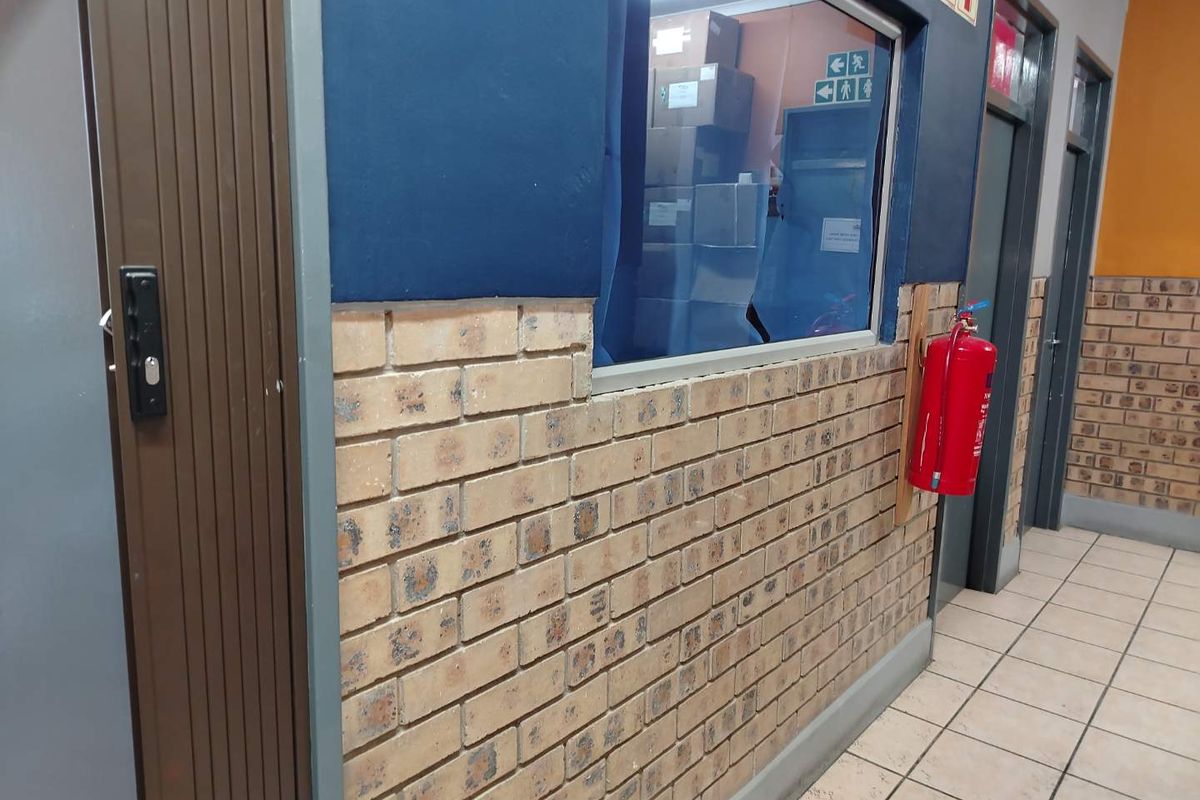 COMMERCIAL BUILDING AT PRIME LOCATION - Photo 4