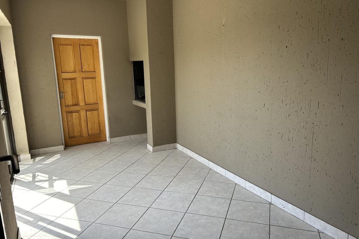 Ground floor with enclosed patio and pet friendly - Photo 4