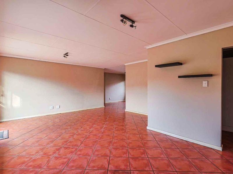 Spacious 2 Bedroom Townhouse with Large Private Garden in Faerie Glen - Photo 6