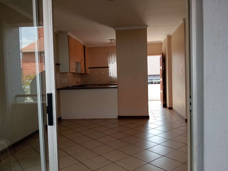 Spacious Top Unit To Rent. Available 1 July 2026 - Photo 7
