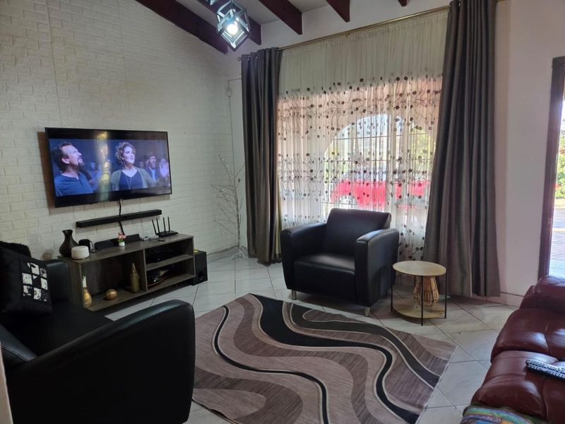 4 Bedroom House for sale in Malvern - Photo 3