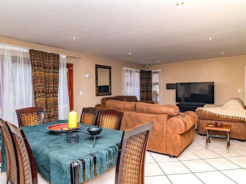 Double-Storey Delight: Perfect Family Retreat in Barlett! - Photo 3