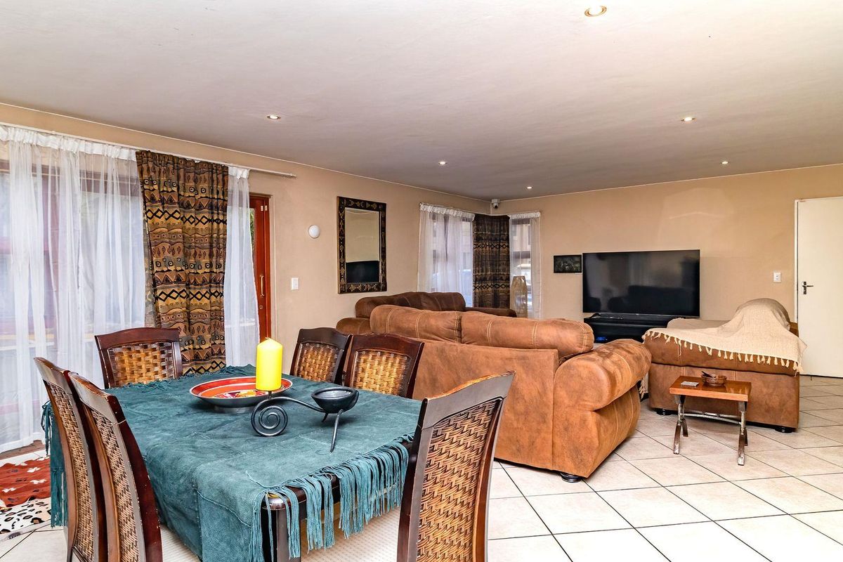 Double-Storey Delight: Perfect Family Retreat in Barlett! - Photo 3