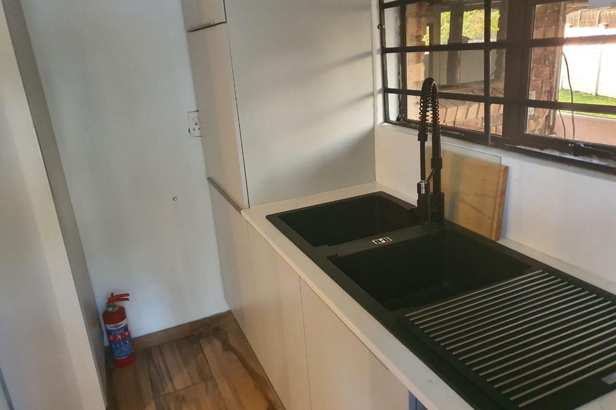 Modern 2-Bedroom Rental in Birdswood with Jacuzzi - Photo 2