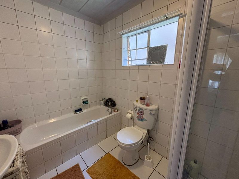 Three bedroom duplex in popular complex - Photo 5