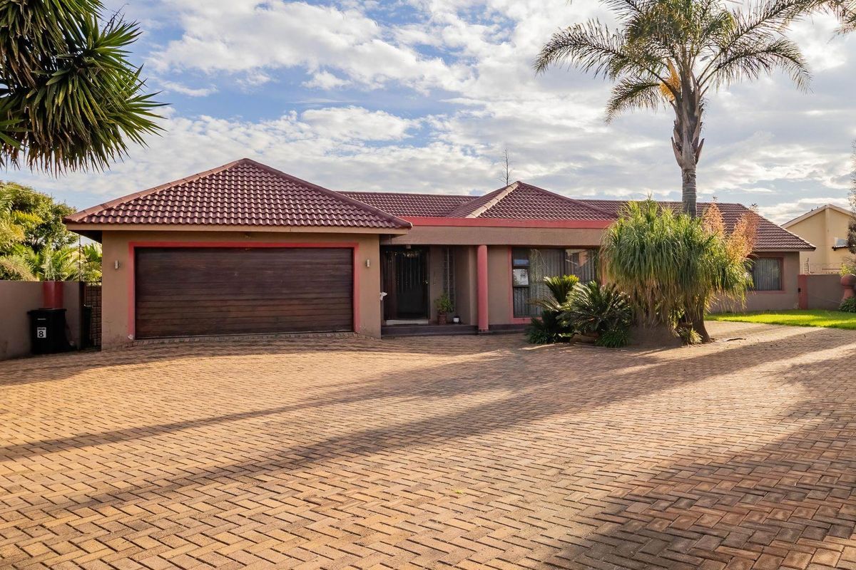 Your Ideal Home: Elegance, Convenience, and Comfort! - Photo 2