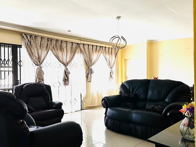 Spacious Ngwelezana Home: Five Bedrooms, Ready for Your Touch - Photo 6