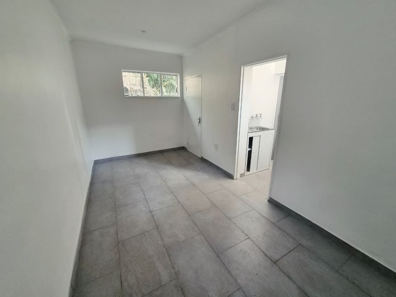All-Inclusive 1 Bedroom Garden Cottage to Rent in Waterkloof - Photo 3
