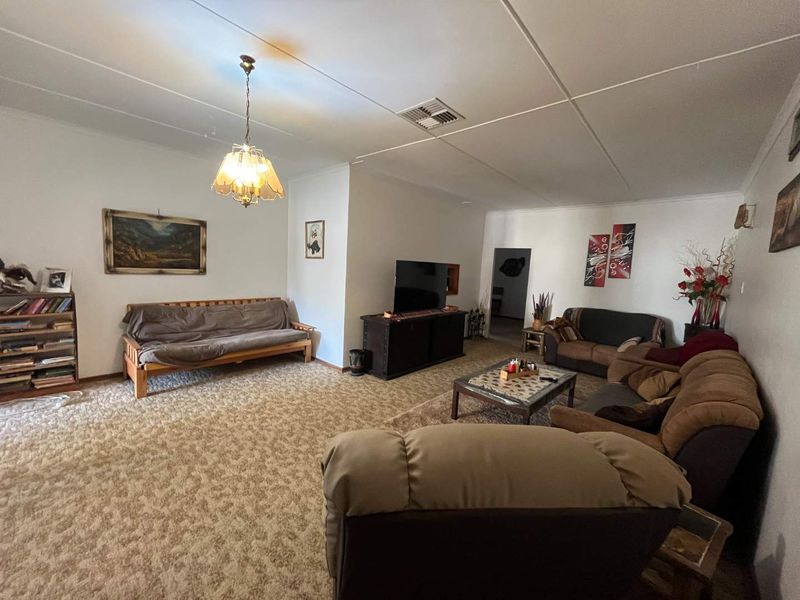 Spacious 4-Bedroom Family Home on a Tranquil Smallholding – Just 12 km from Upington - Photo 3