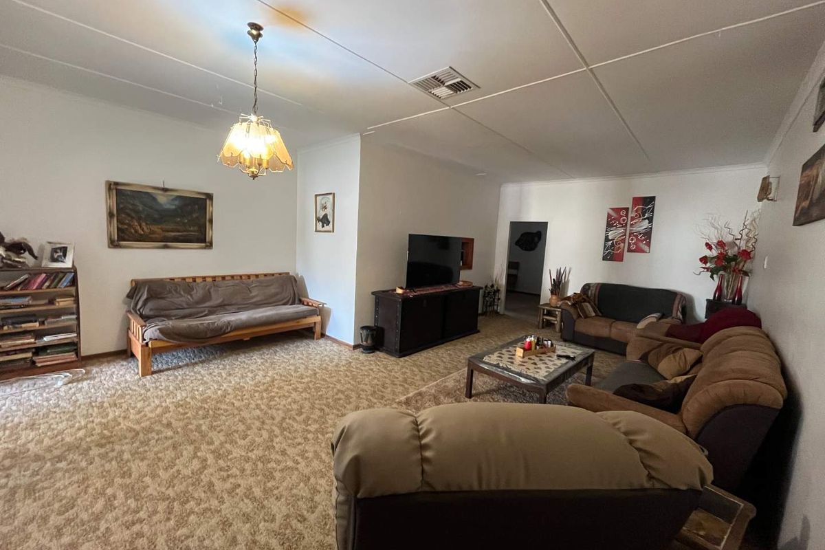 Spacious 4-Bedroom Family Home on a Tranquil Smallholding – Just 12 km from Upington - Photo 3