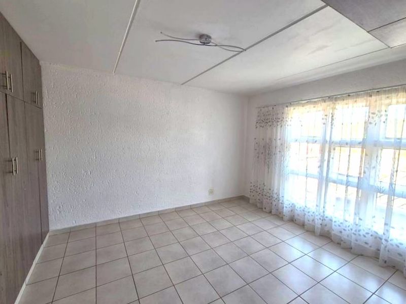 1 Bedroom Townhouse in Mulbarton - Photo 8