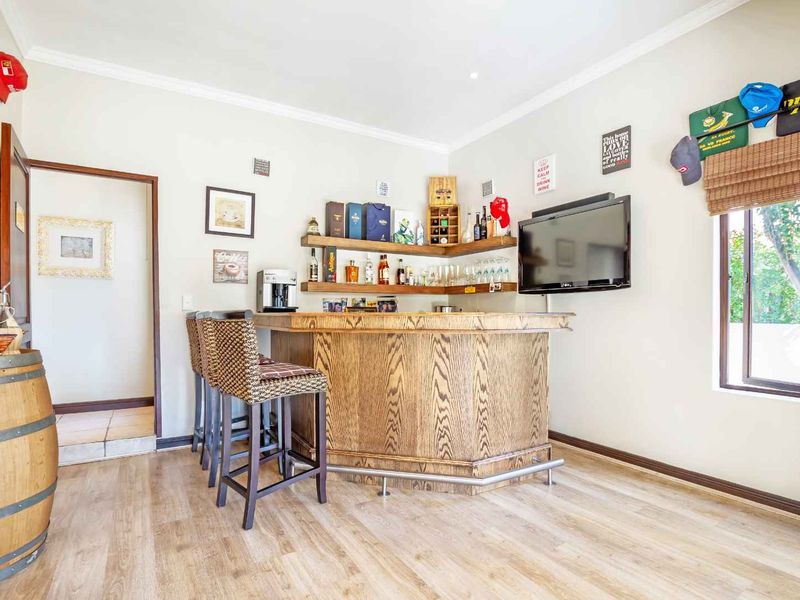 IMMACULATE HOME - Photo 7