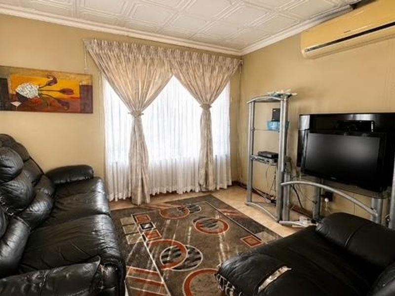 Unlock the Potential of This Spacious Fauna Family Home - Photo 4