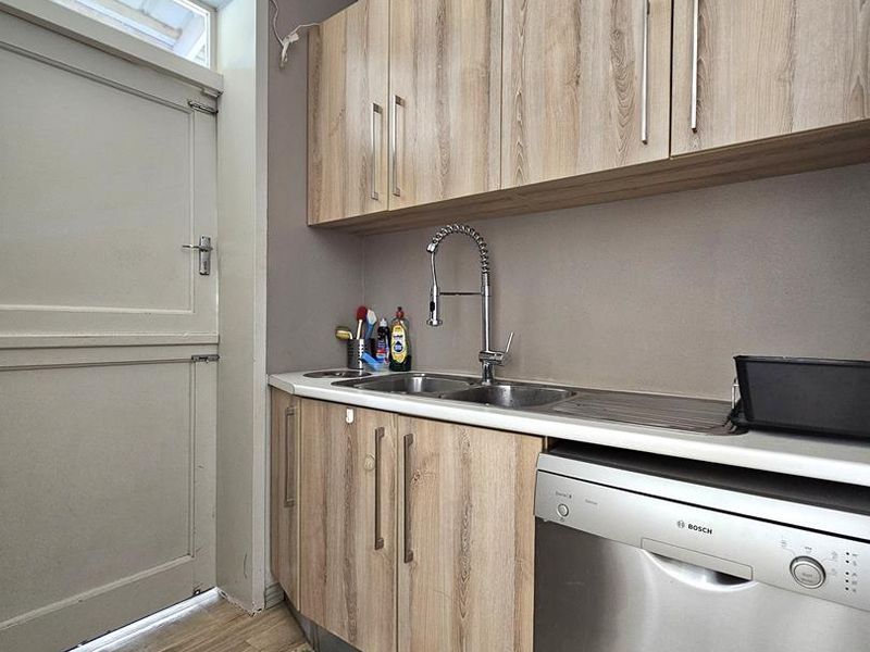 Stunning 4-Bedroom Rental in Luxury Hill Awaits!" - Photo 6