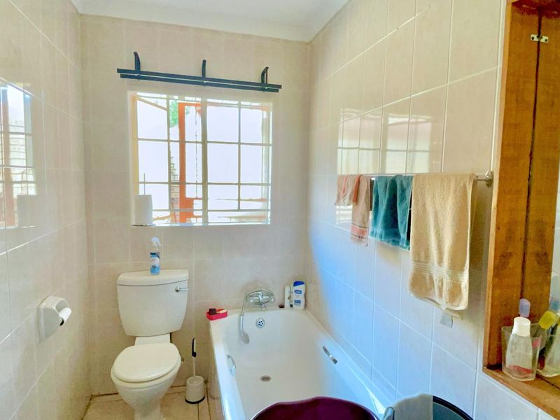 ***3 Bedroom Townhouse in a popular Complex with a Pool walking distance from The Grove Shopping Centre*** - Photo 8